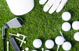 ゴルフに必要な道具(クラブ、ボール、ティー)の写真