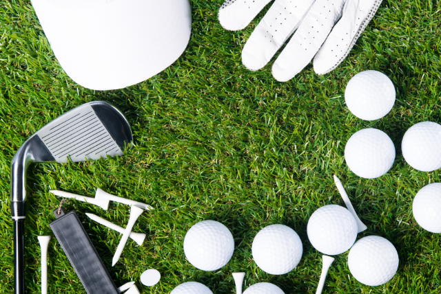 ゴルフに必要な道具(クラブ、ボール、ティー)の写真