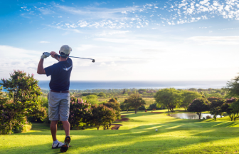 メンタルマネジメントしてゴルフを楽しむ男性
